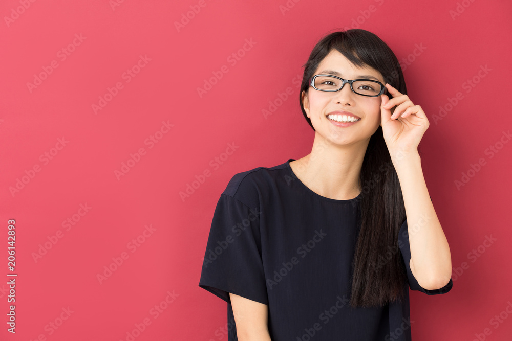 女性ポートレート 赤バック 女性ポートレート 赤バック