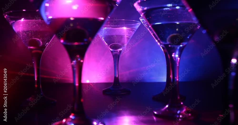 Vidéo Stock Alcohol drink poured into martini glasses of bottle. Several glasses of famous
