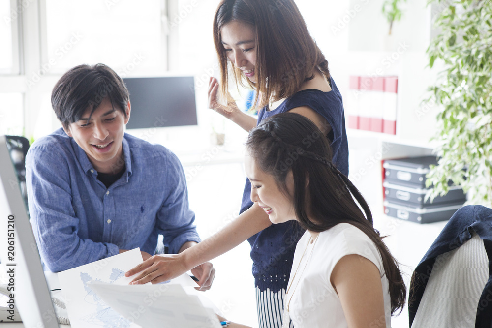 三人の会社員たちは楽しそうに会議をしている 三人の会社員たちは楽しそうに会議をしている