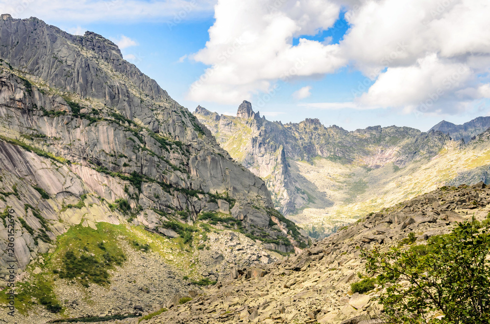 Obraz premium Daylight landscape, view on mountains and rocks, Ergaki