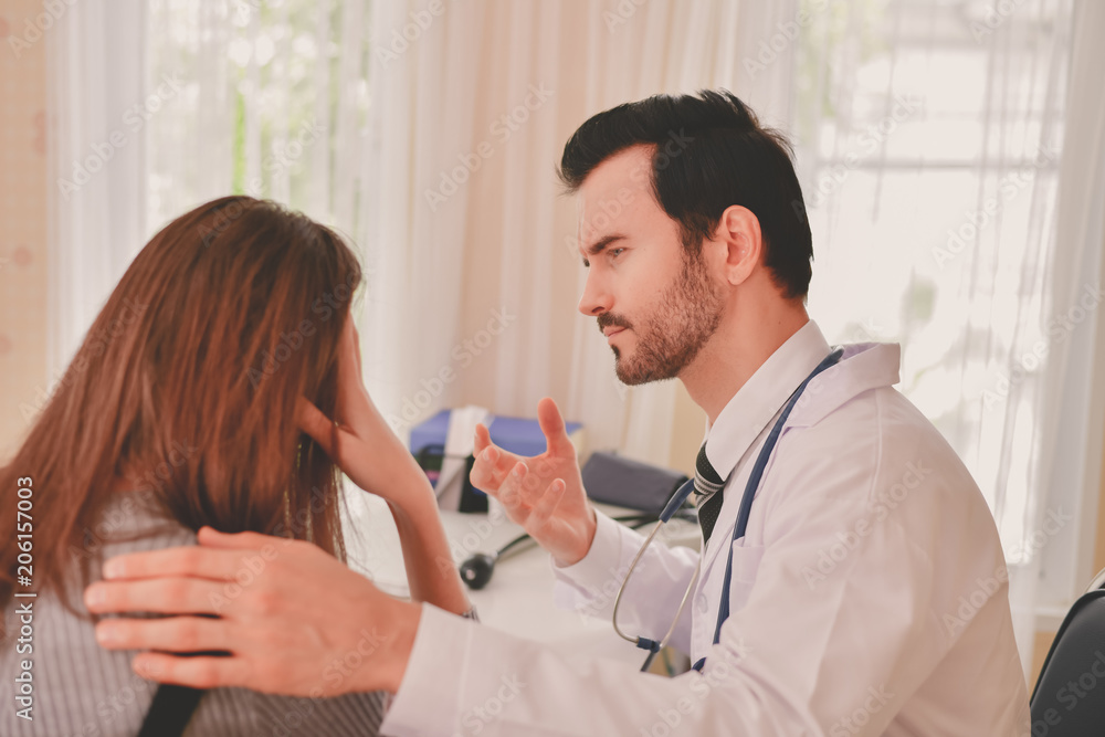 Obraz premium Terrible medical concept. Patients stressful in the doctor's diagnosis. Patients are concerned about medical treatment. The doctor's treatment makes the patient afraid.