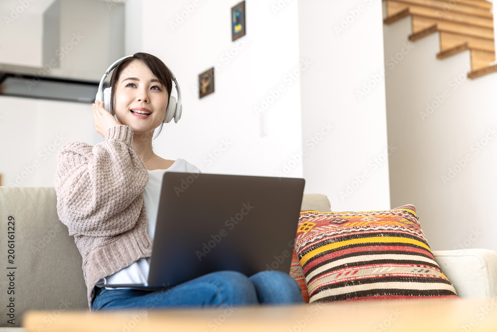 音楽を聴く女性 音楽を聴く女性