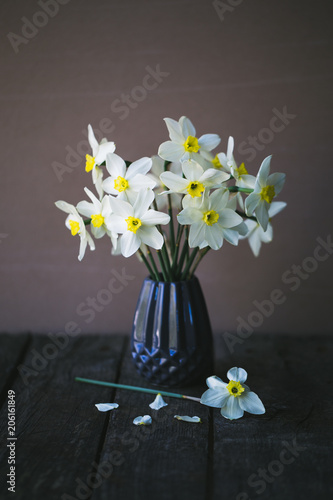 Fototapeta Naklejka Na Ścianę i Meble -  Narcissus in vase on an old background