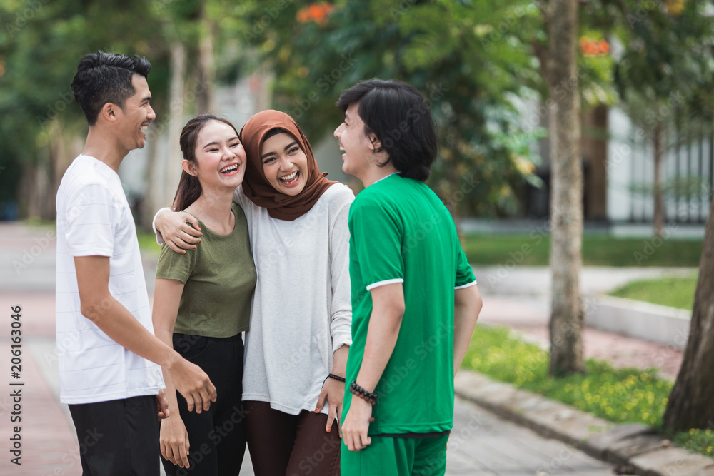 Obraz premium friends having fun chat after exercising