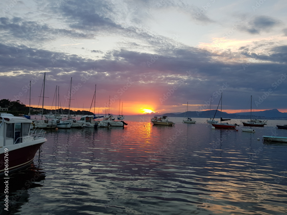 Coucher de soleil sur un petit port de provence