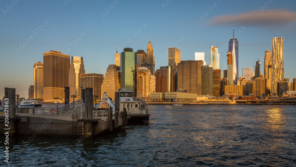 Fototapeta premium Sunrise Over Manhattan View from Brooklyn