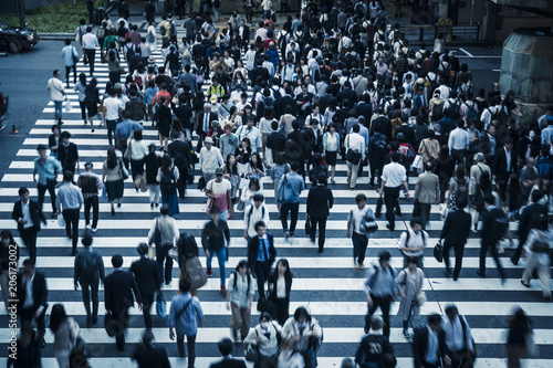 横断歩道を渡る人々