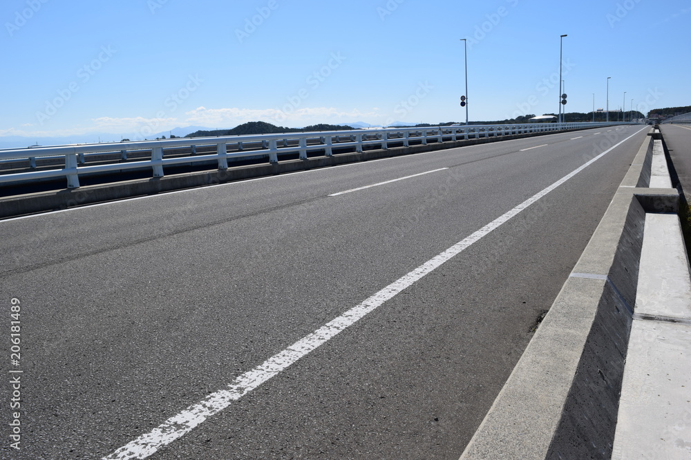 Fototapeta premium 出羽大橋 ／ 山形県を貫流する最上川（日本三大急流）に架かる県内最長の橋、出羽大橋です。全長1,817mの橋は最上川河口に近く、冬には白鳥7,000羽が飛来し、越冬地とするスワンパークがあり、夏には花火大会で人がうめ尽くす観光地です。