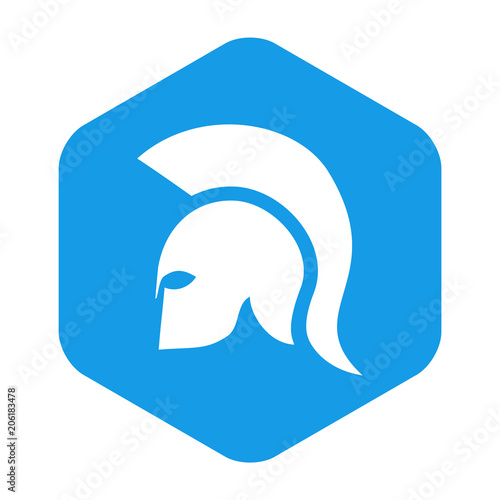 Icono plano casco espartano en hexagono azul photo