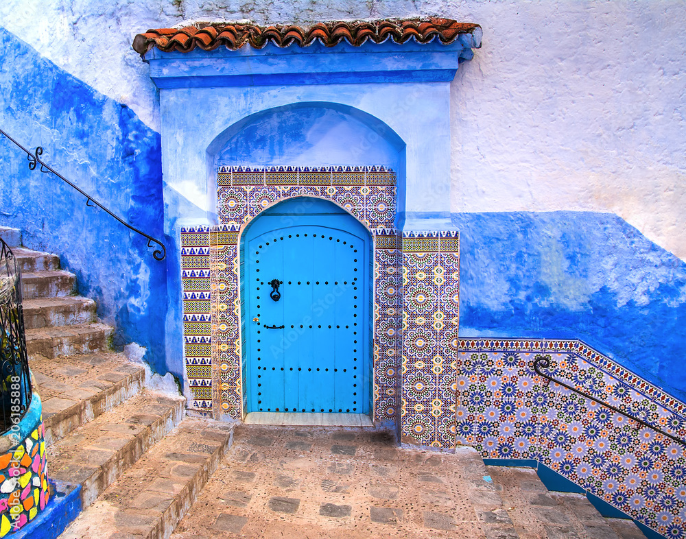 Fototapeta premium Niesamowity widok na ulicę w niebieskim mieście Chefchaouen. Lokalizacja: Chefchaouen, Maroko, Afryka. Obraz artystyczny. Świat piękna