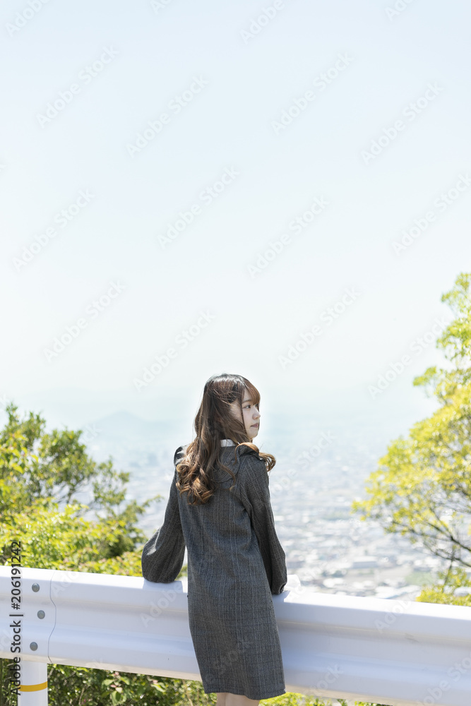 高台の女性 高台の女性