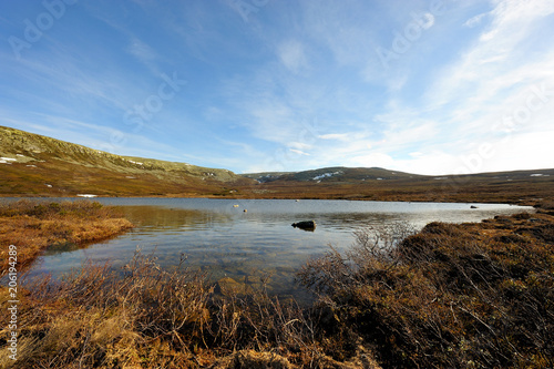 See in karger Landschaft