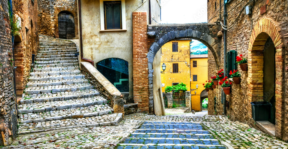 Fototapeta Tradycyjne średniowieczne wioski Włoch - malownicze stare uliczki Casperia, prowincja Rieti