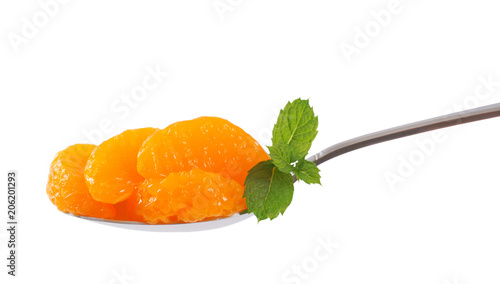 Foto spoon of peeled tangerine segments