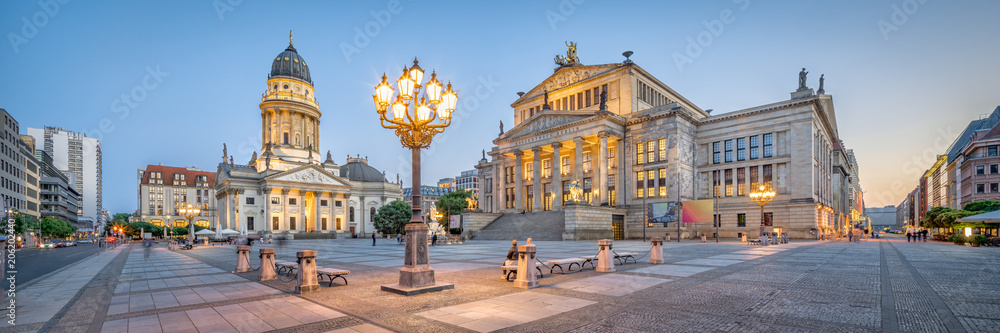 Fototapeta premium Sala koncertowa i niemiecka katedra na Gendarmenmarkt w Berlinie