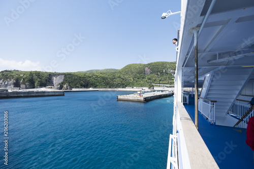 船からの港 © onigiriomusubi