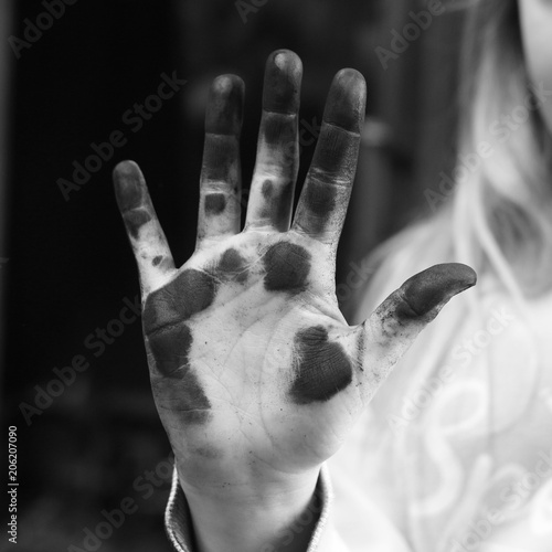 Ręka, rysowanie węglem. / Hand after drawing with coal.