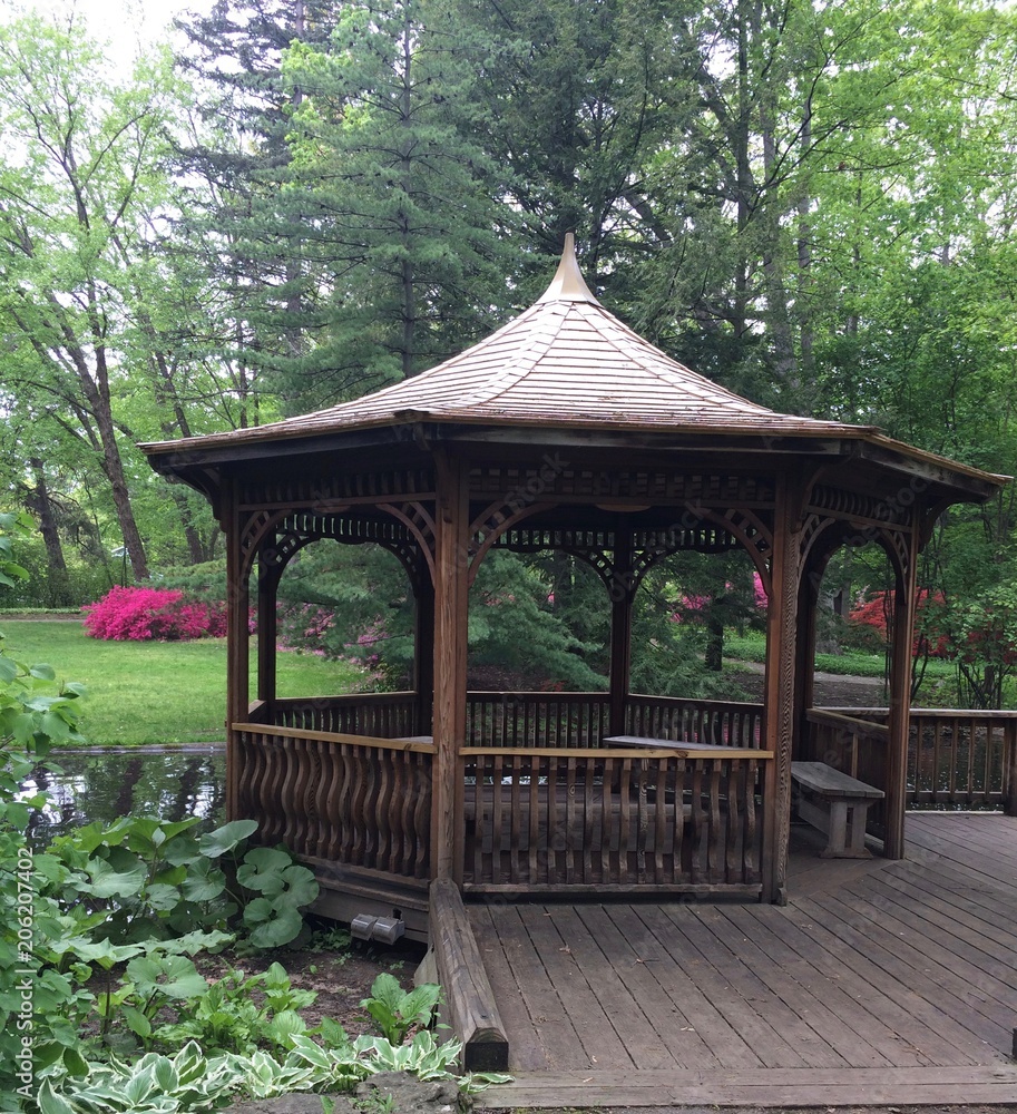 Naklejka premium wooden gazebo in garden