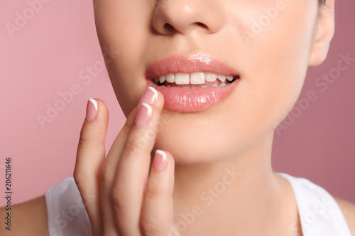 Behang Young woman with sexy lips on color background, closeup