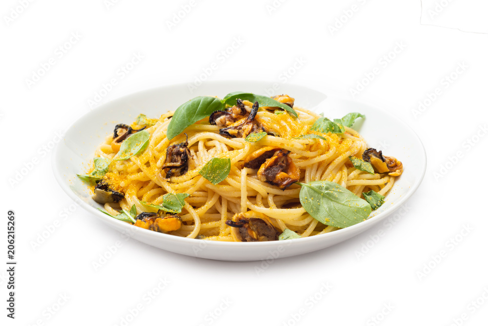 Spaghetti con cozze, bottarga e basilico fresco