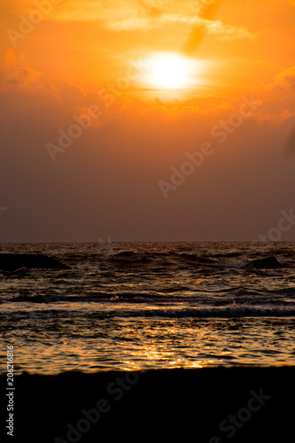 Sonnenuntergang   ber dem Meer mit Sandstrand