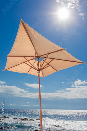  parasol sur fond soleil