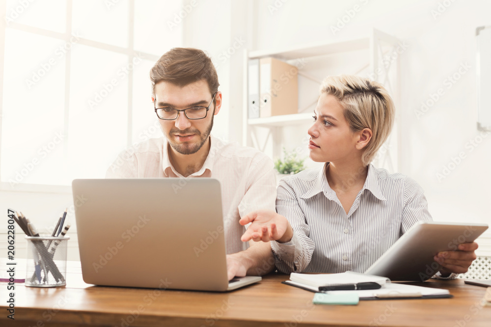 Obraz premium Couple of business partners work at modern office