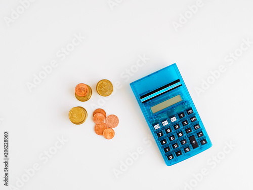 Geldmünzen und Taschenrechner