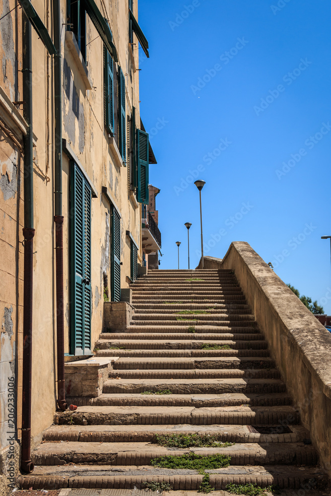 Treppenaufgang in Piombino, Toskana, Italien