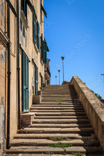 Bild auf Leinwand Treppenaufgang in Piombino, Toskana, Italien