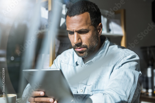 Man using tablet in a cafe