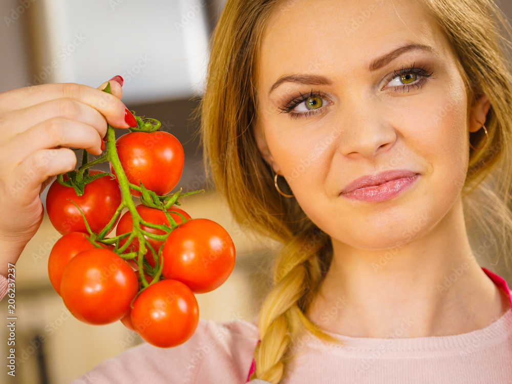 Woman hand holding tomates Woman hand holding tomates