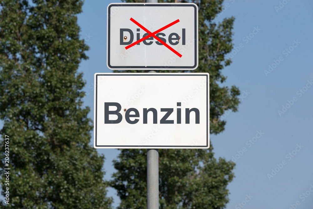 Verkehrsschild mit Diesel und Benzin Verbot