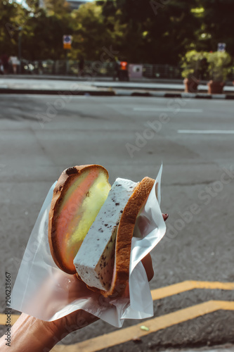 Canvas Print Singapore dessert-bread with ice cream
