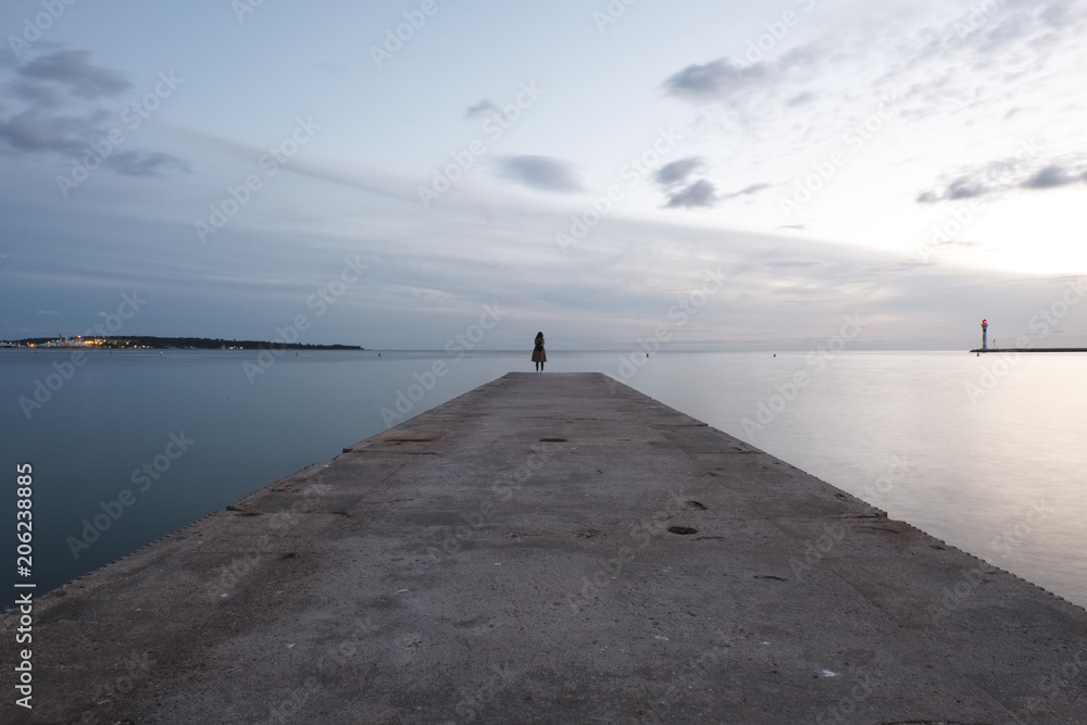 Une Personne Seule Sur Un Ponton Au Bord De Mer Lors D Une Apres Midi D Automne Stock Photo Adobe Stock