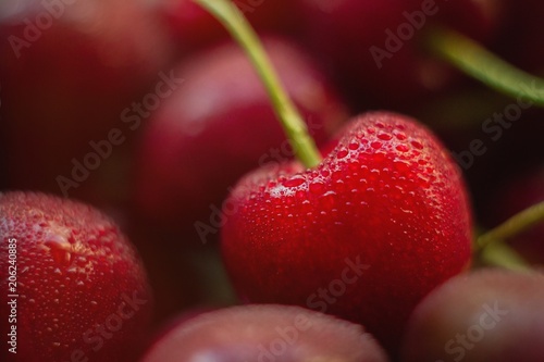 Lato,czerwone czereśnie, słodkie,świeże, dojrzałe owoce na talerzu