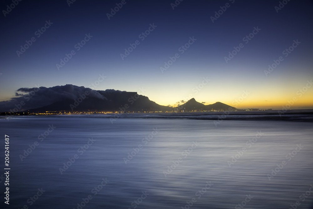 Fototapeta premium Tafelberg vom Bloubergstrand