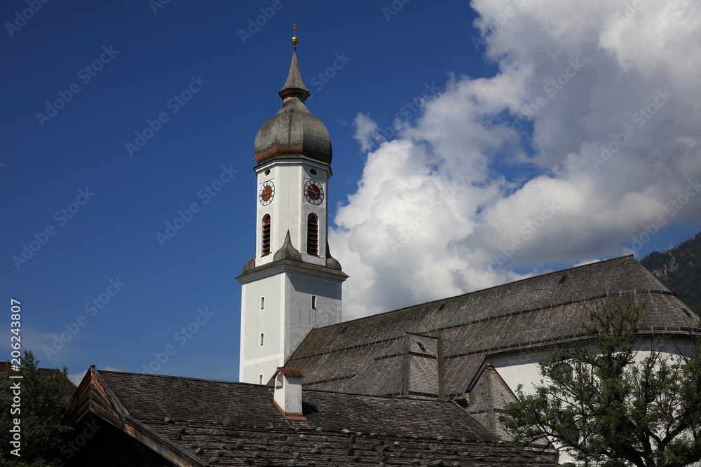 Fototapeta premium Pfarrkirche St. Martin in Garmisch-Partenkirchen. Deutschland