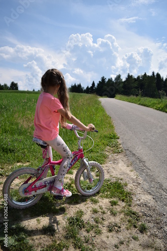 Dziewczynka na rowerze 