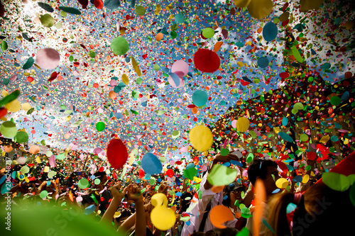 Fototapete confetti falling during a festival or carnival in the city