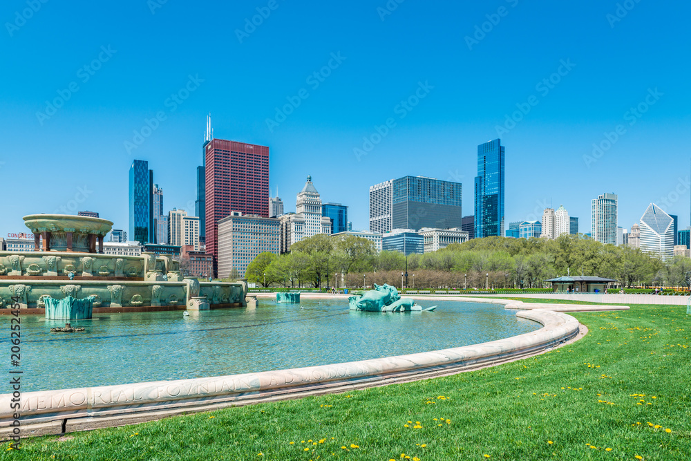 Fototapeta premium Buckingham fountain in Grant Park, Chicago, USA