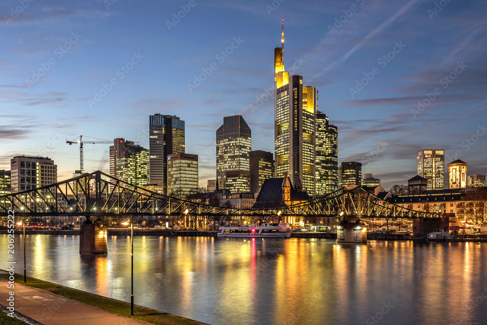 Stadtansicht von Frankfurt am Main in der Dämmerung