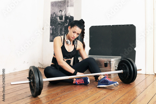 junge Frau traininert mit schweren Gewichten photo