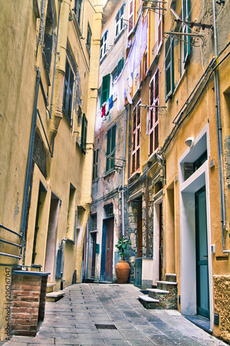 Bild auf Leinwand Narrow Italian pathway between buildings
