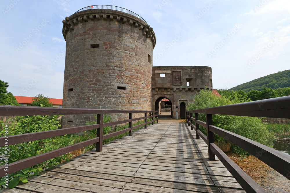Turm und Torhaus hinter der Brücke zur Wasserburg Friedewald