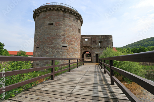 Turm und Torhaus hinter der Brücke zur Wasserburg Friedewald