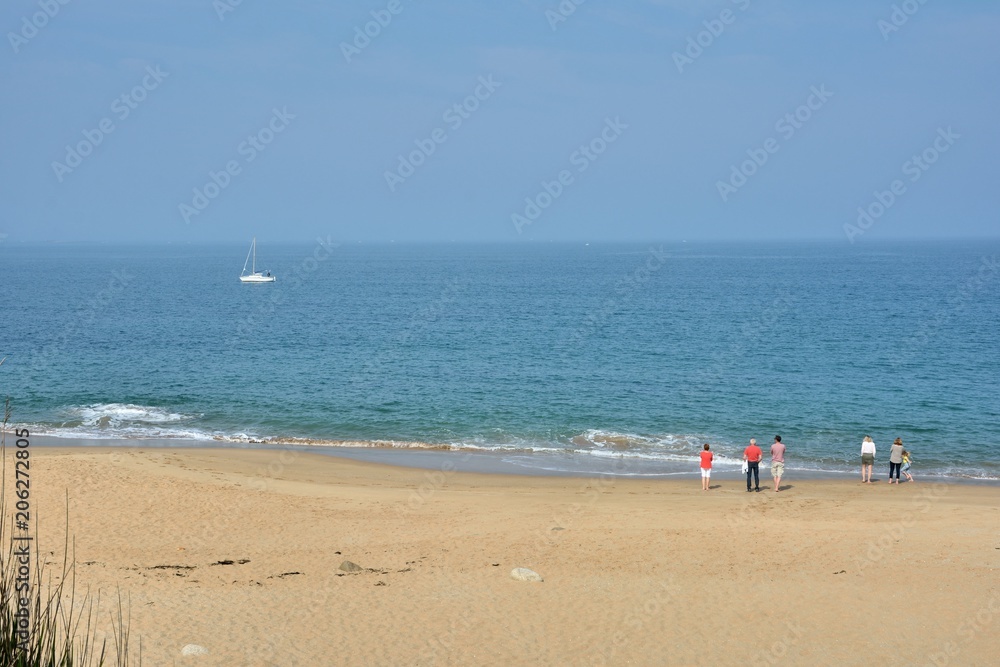 Une famille qui se promène sur une plage de Bretagne