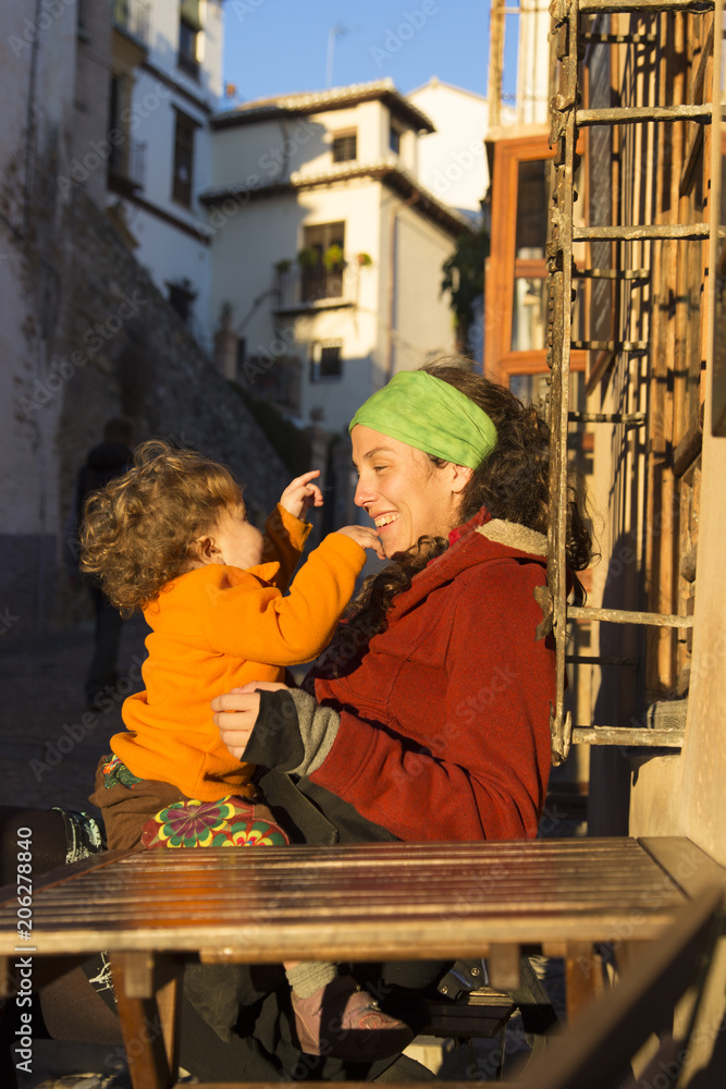 Obraz premium mother and daughter in the street in a sunny day