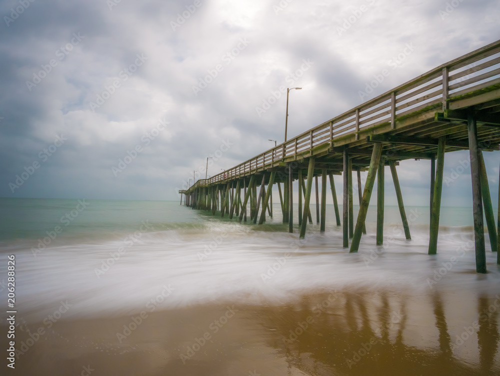 Fototapeta premium Long exposure of the fishing pier and Atlantic Ocean, in Virginia Beach, Virginia.