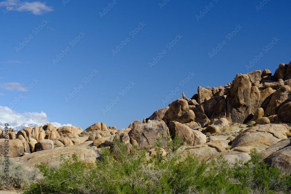 Fototapeta premium The Rugged and carved granite boulders of Alabama Hills in the desert near the Eastern Sierra Mountains and Mt Whitney Eastern California